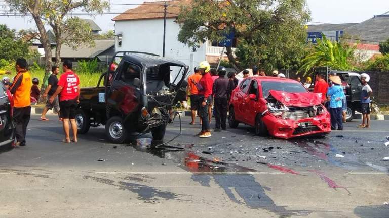 kecelakaan-pikap-vs-brio-di-pati.jpg