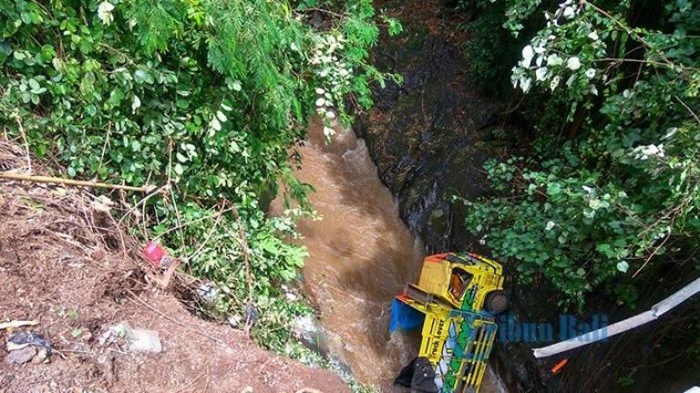 Truk Terjun ke Sungai Setinggi 20 Meter di Bali, Sopir Mengaku Ikuti Panduan Google Maps