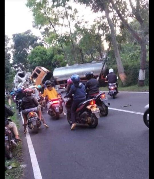 Kecelakaan di Salatiga, Tak Kuat Nanjak, Truk Tangki Muatan Susu Masuk ke Parit Salib Putih