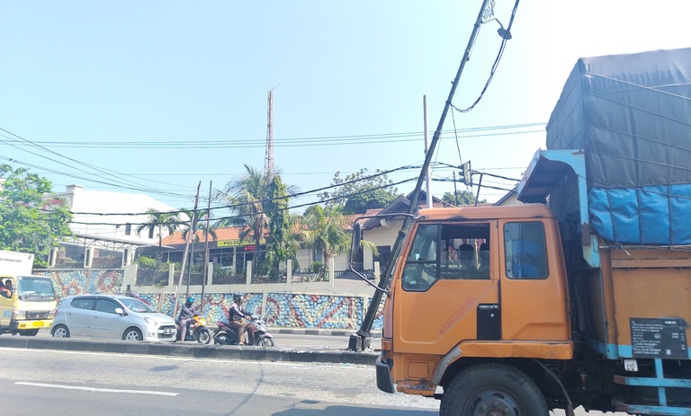 BREAKING NEWS: Truk Tabrak Empat Kendaraan di Bangjo Tugu Semarang Lalu Terguling