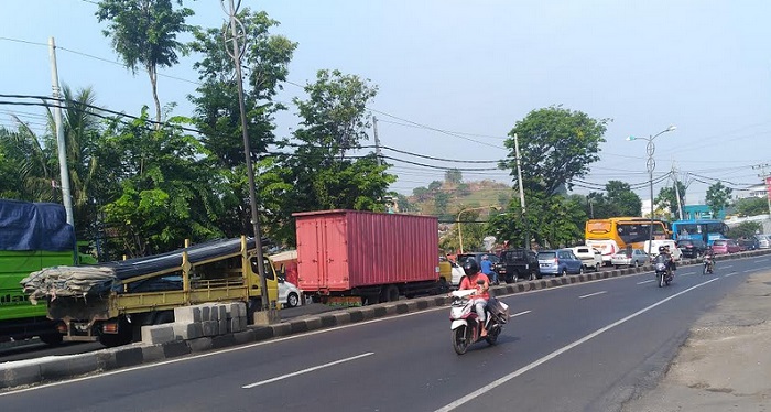 Dampak Kontainer Tabrak Tiang Listrik: Kemacetan Panjang