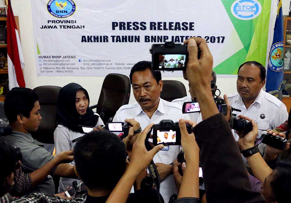kepala-bnnp-jateng-brigjen-pol-tri-agus-gelar-perkara-kasus-narkoba_20171227_185707.jpg