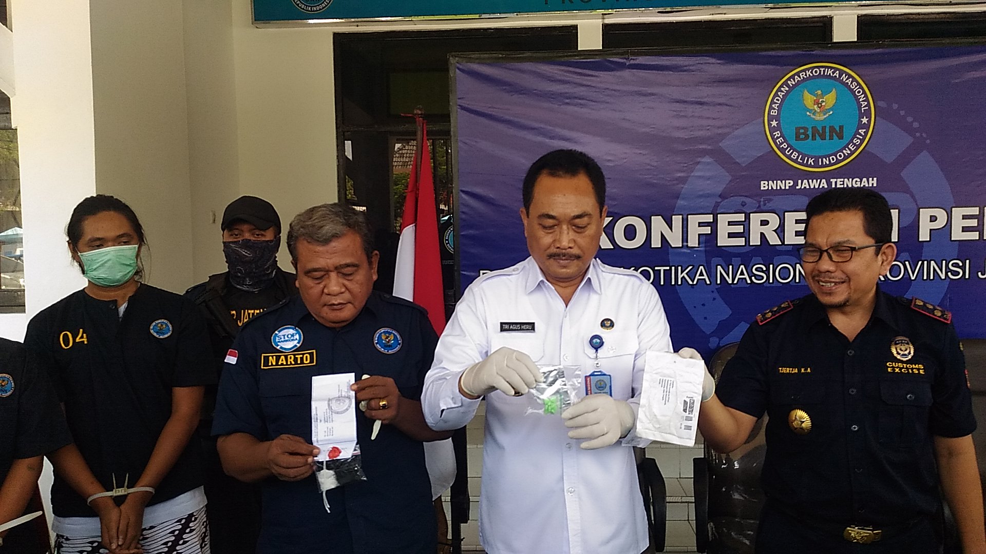 kepala-bnnp-jateng-brigjen-pol-tri-agus-heru-press-rilis-ekstasi_20180404_171716.jpg