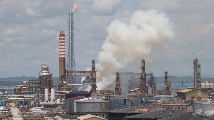 kepulan-asap-dari-lokasi-kebakaran-di-area-kilang-minyak-pertamina-balikpapan.jpg