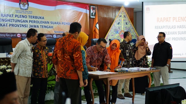 ketua-kpu-jawa-tengah-yulianto-sudrajat-saat-menandatangani-berita-acara.jpg