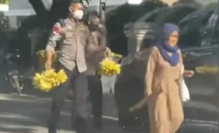 VIRAL : Video Kombes Borong Pisang Dagangan Nenek-nenek, Tak Mau Dicum Tangannya, Inilah Sosoknya