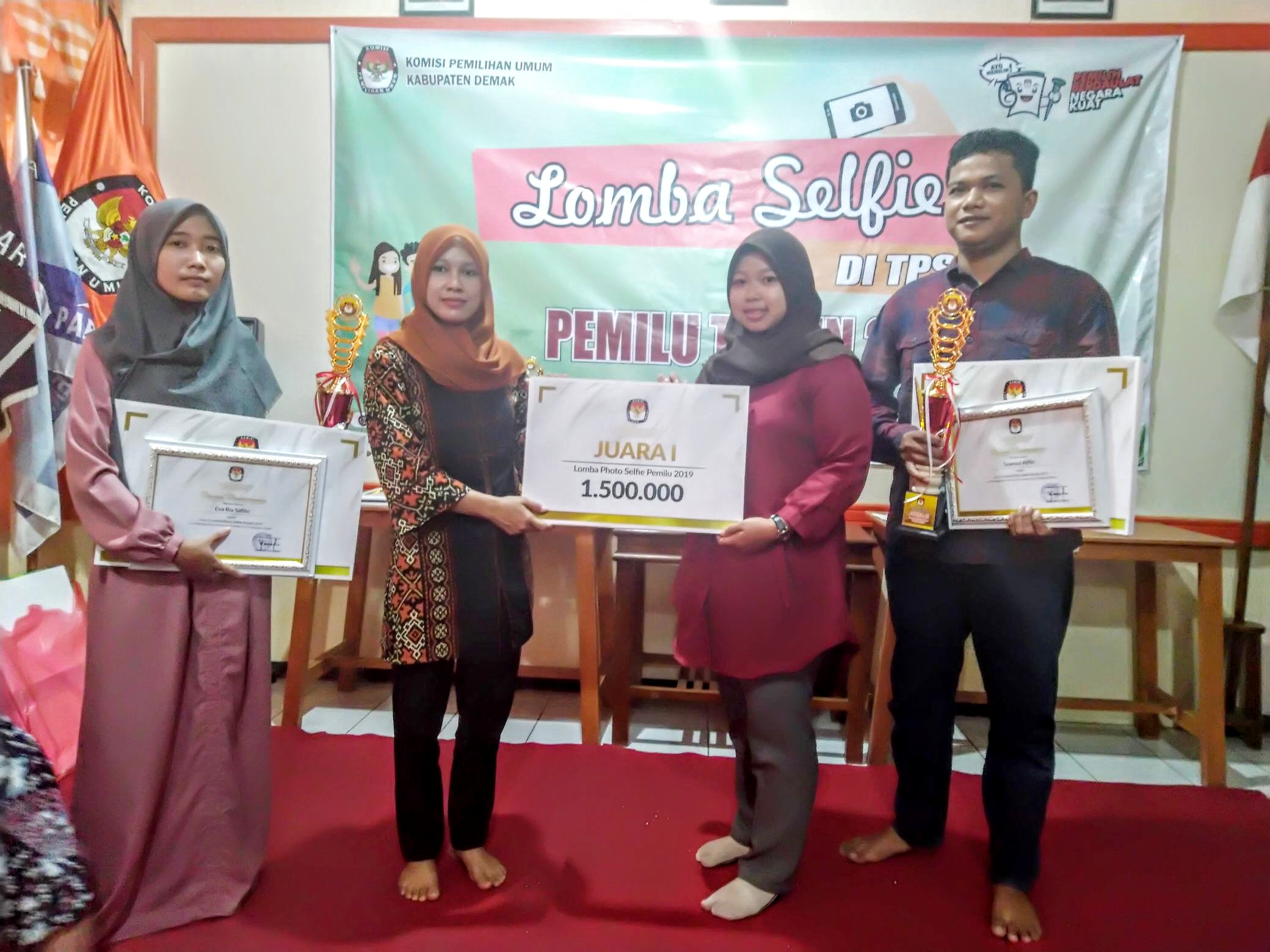KPU Demak Serahkan Hadiah Lomba Selfie dan Photo Contest Pemilu 2019
