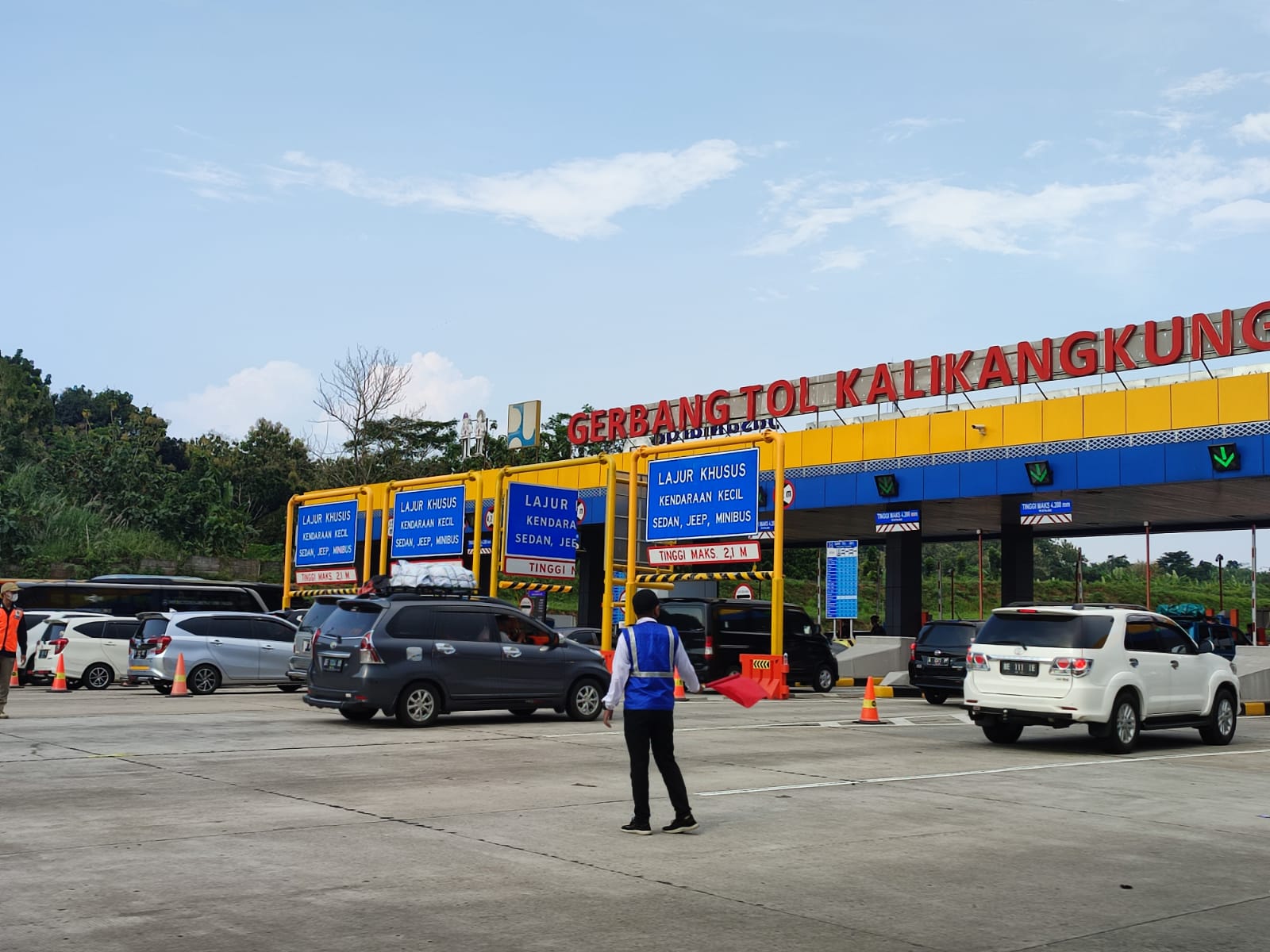 kondisi-arus-lalu-lintas-di-gerbang-tol-kalikangkung.jpg