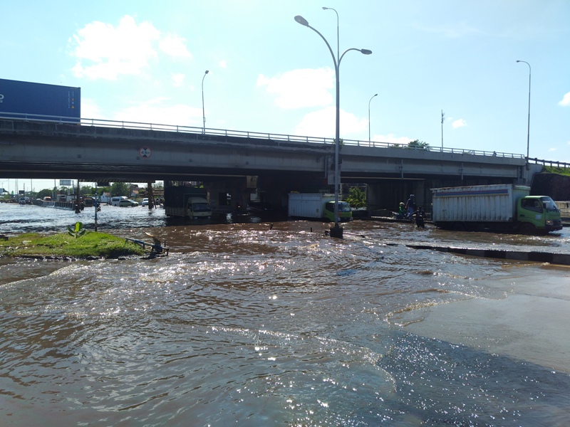 Terobos Banjir di Jembatan Kaligawe, Harianto Terlambat Masuk Kerja