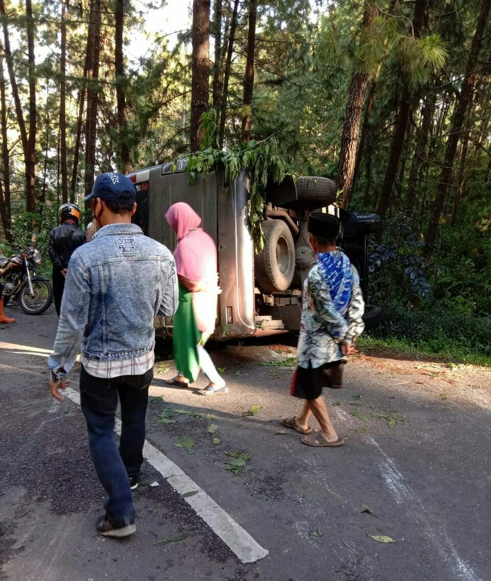 Mobil Pengantar Pengantin Terguling di Hutan Pinus Brebes, Saat Polisi Datang Penumpang Menghilang