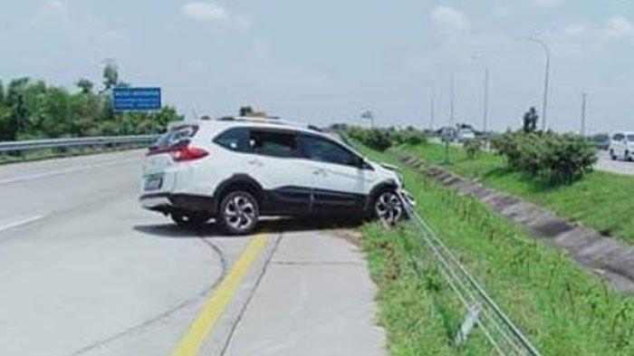 Kecelakaan di Tol Joker, Mobil Honda BRV Tabrak Kawat Pembatas Jalan, Diduga Sopir Mengantuk