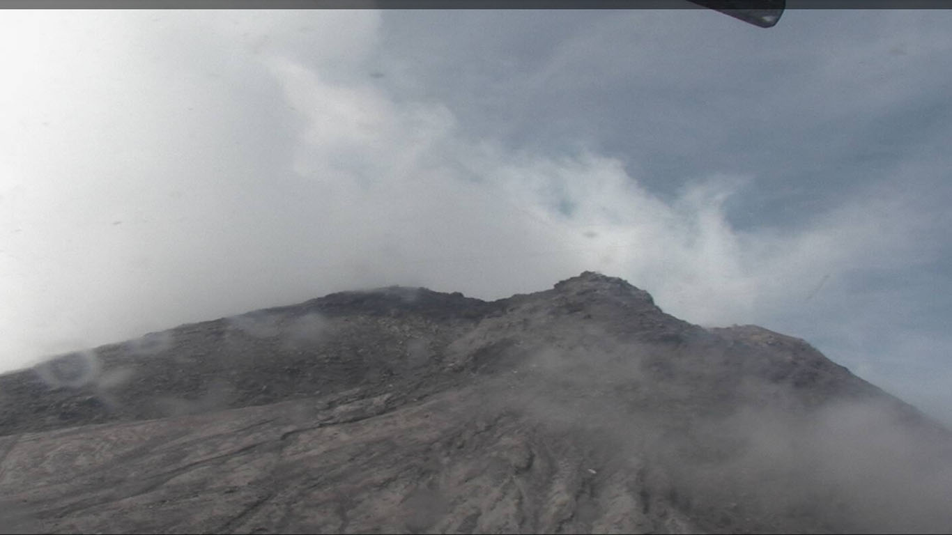 kondisi-puncak-gunung-merapi-seusai-erupsi-pagi-ini-dari-kamera-cctv-bpptkg-yogyakarta.jpg