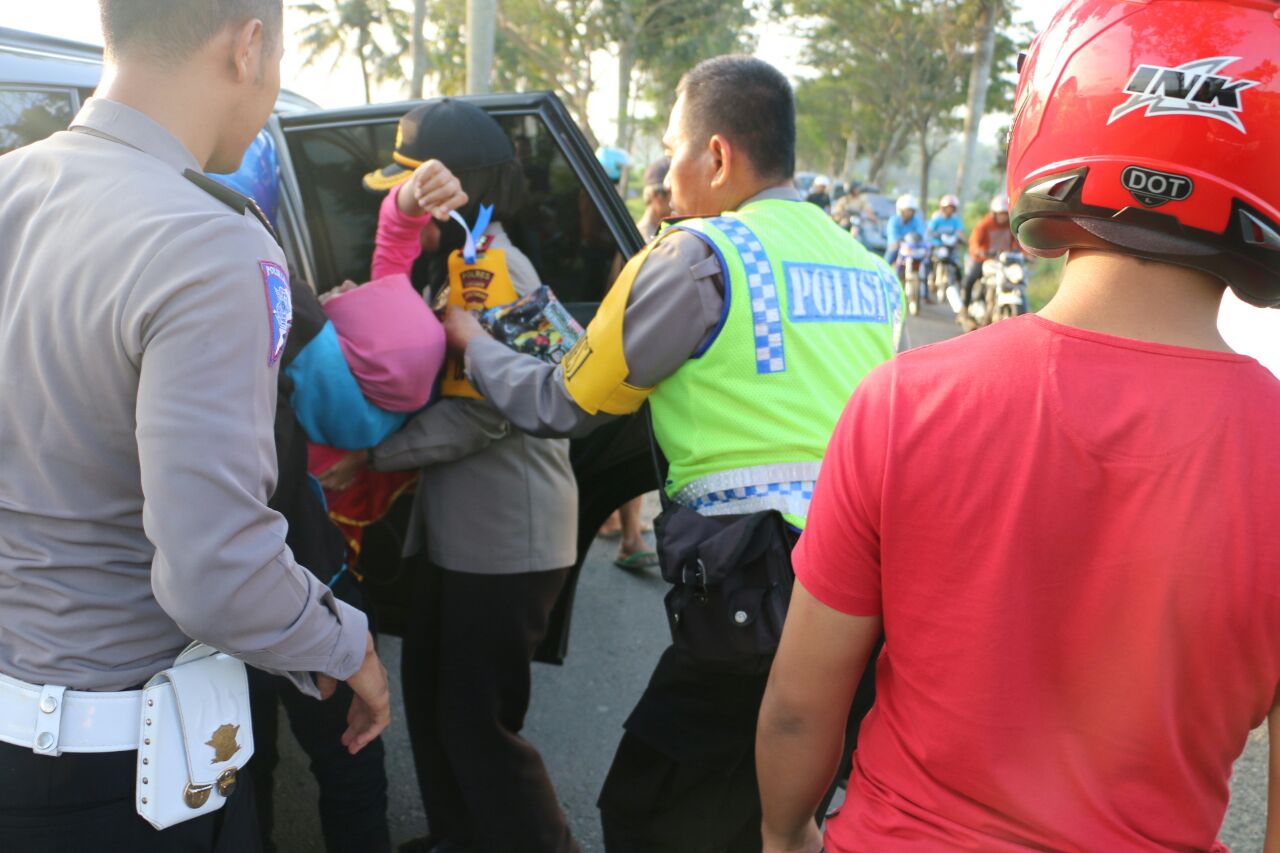 korban-yang-terpental-setelah-menabrak-delman-langsung-digendong-oleh-polwan_20170702_122110.jpg