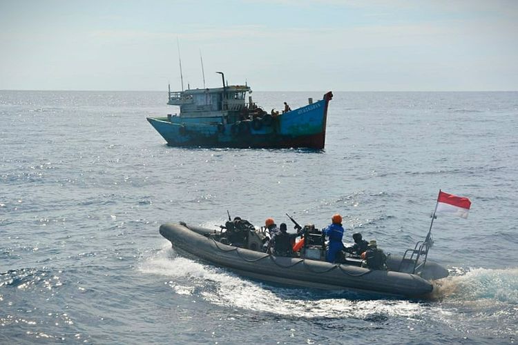 kri-usman-harun-359-berhsil-menangkap-dua-kapal-ikan-asing-kia-asal-vietnam.jpg