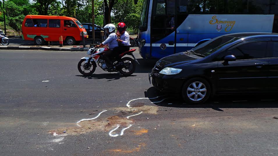 BREAKING NEWS: Pemotor Tewas Mengenaskan dalam Kecelakaan di Depan Kampus UIN Walisongo Semarang