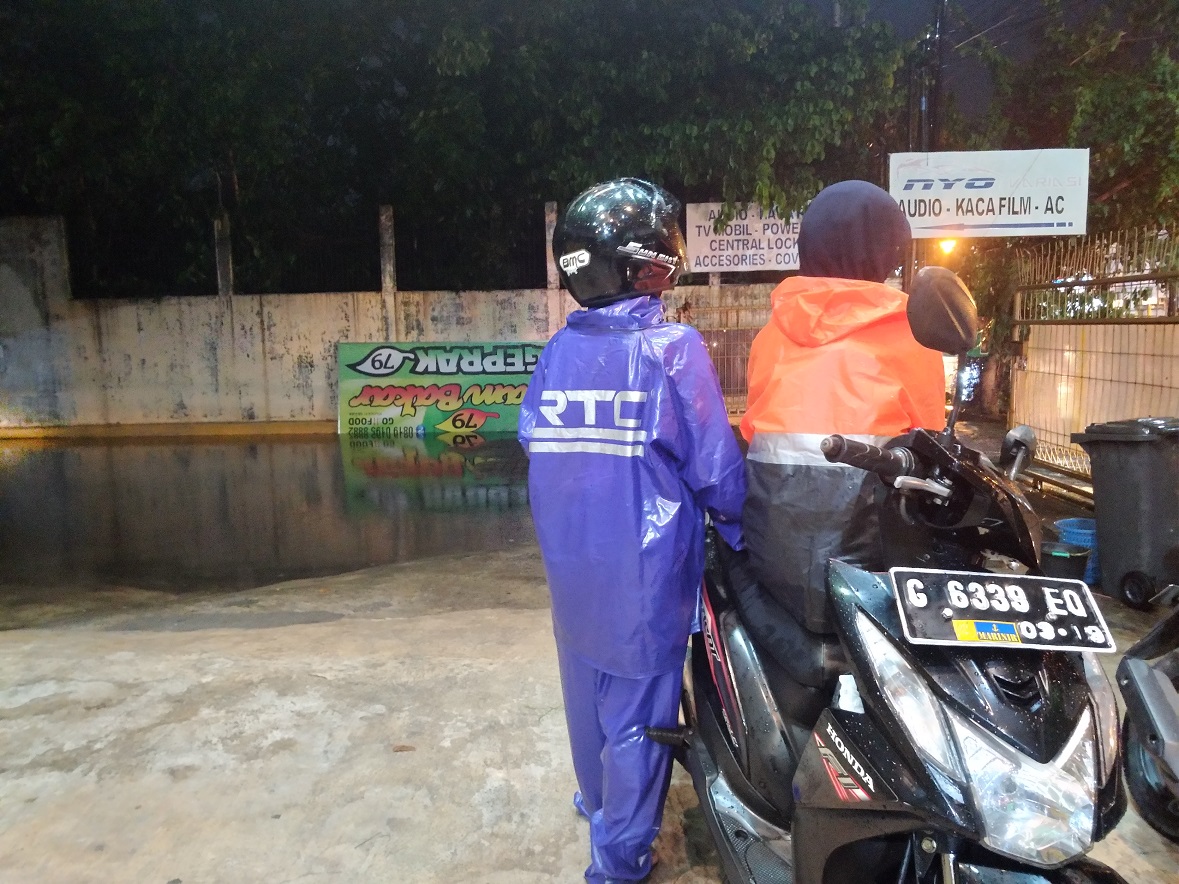 Jalan Imam Bonjol Semarang Tergenang Air, Dua Mahasiswi Ini Ketinggalan KA Joglosemarkerto