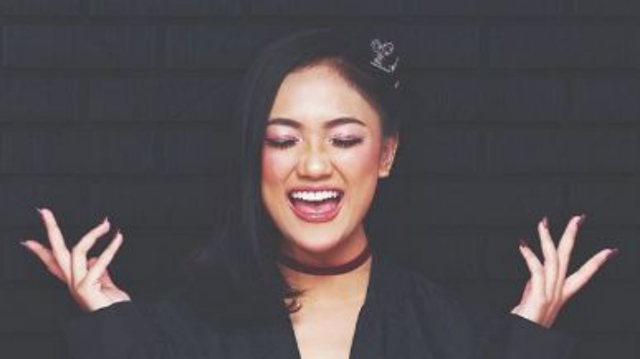 lirik-lagu-dia-atau-aku-marion-jola.jpg