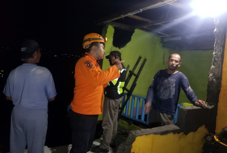 2 Rumah Tertimpa Longsoran Tanah Setinggi 15 Meter di Wonosobo, Penghuni Ngungsi Sementara