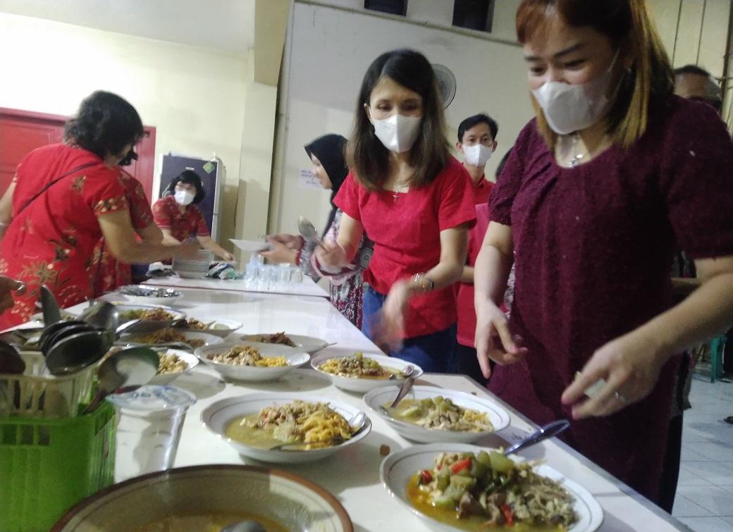 Ratusan Lontong Opor Cap Go Meh Dibagikan Gratis di Kudus