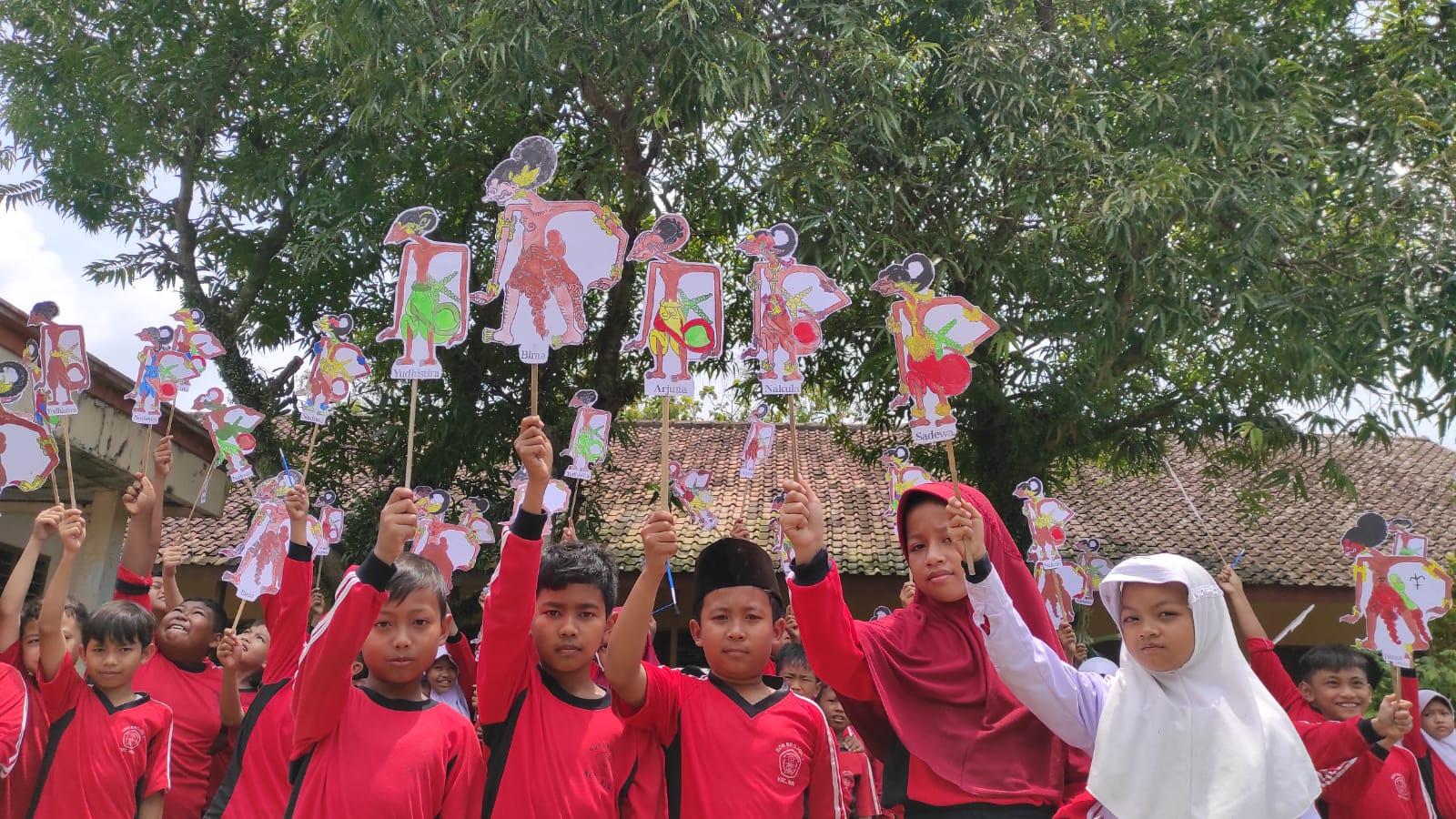 Kenalkan Tokoh Pewayangan Jawa, KKN UNS Ajak Siswa SDN Brojol Sragen Melukis Wayang