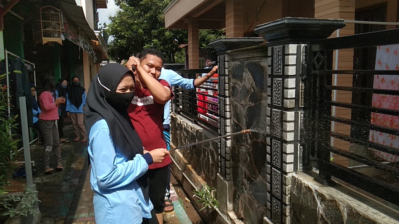 mahasiswa-kkn-uin-walisongo-lakukan-penyemprotan.jpg