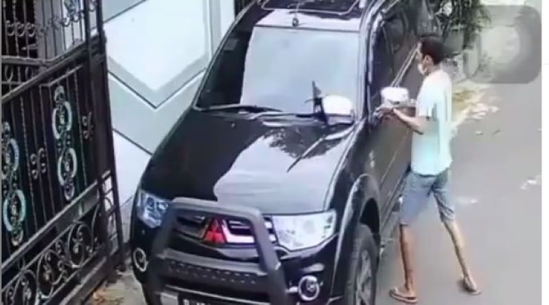 Viral Detik-detik Dua Pria Maling Spion Pajero di Siang Bolong