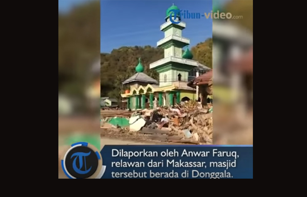 masjid-ini-masih-tegak-berdiri-di-tengah-reruntuhan-gempa-donggala_20181007_085644.jpg
