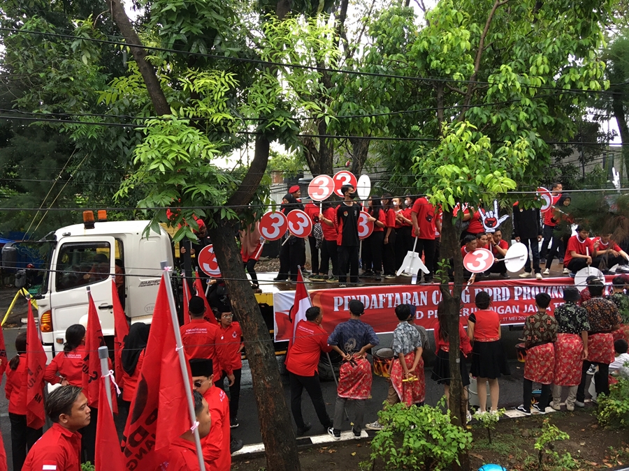 Massa PDIP Merahkan Kantor KPU Jateng, Targetkan Kemenangan Spektakuler di Pemilu 2024