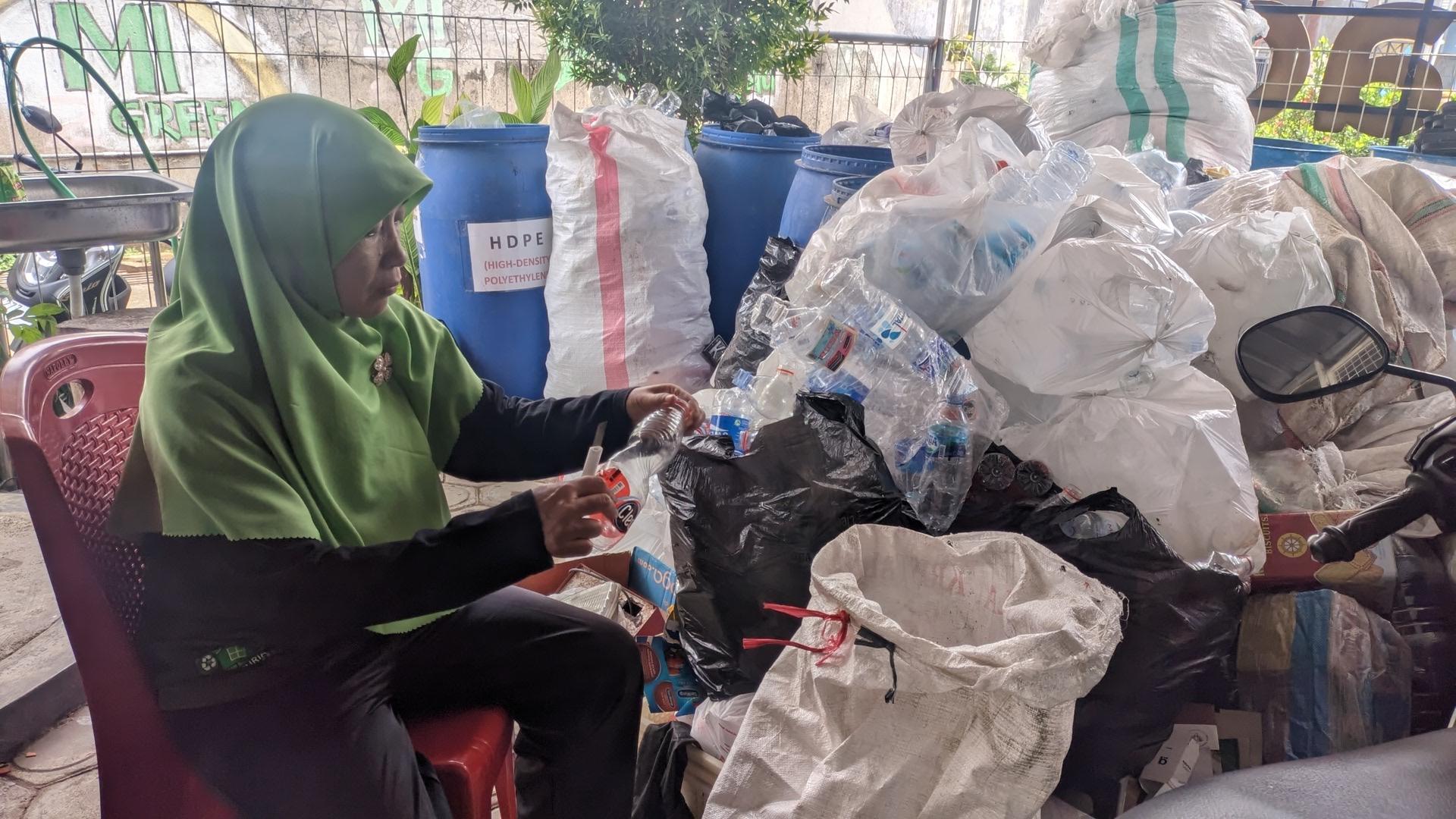 masyarakat-di-Bank-Sampah-Muria.jpg