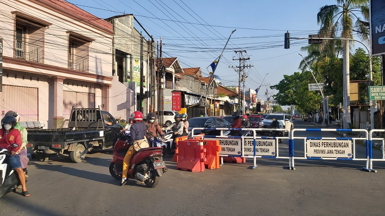 masyarakat-melintas-pembatas-yang-mulai-terbuka-di-perempatan-kejambon-kota-tegal.jpg