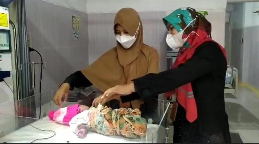 Bayi Purwati Lahir saat Sang Ibu Tunggu Taksi Online di tegal, Untung Warga Sigap