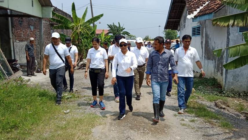 Kunjungi Lokasi Banjir di Sayung, Menteri BUMN Rini Soemarno Bagikan Bantuan