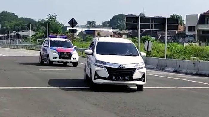 mobil-berwarna-putih-yang-ditumpangi-warga-bangkalan-madura.jpg
