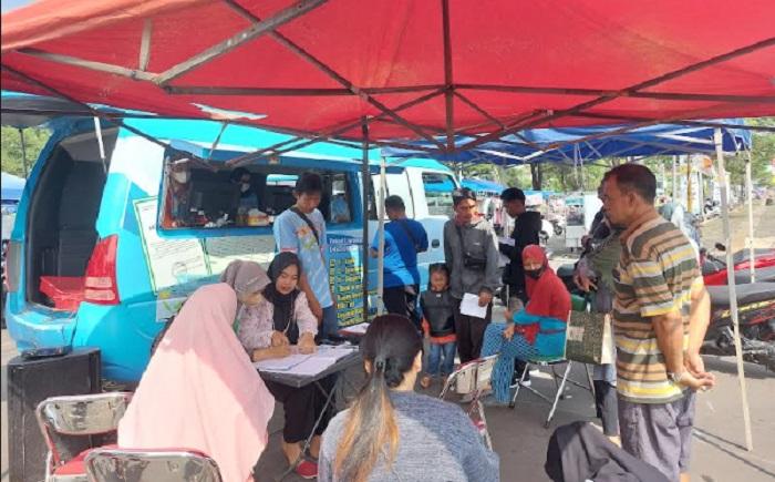 Warga Serbu Layanan Mobil Keliling Disdukcapil di Alun-alun Karanganyar