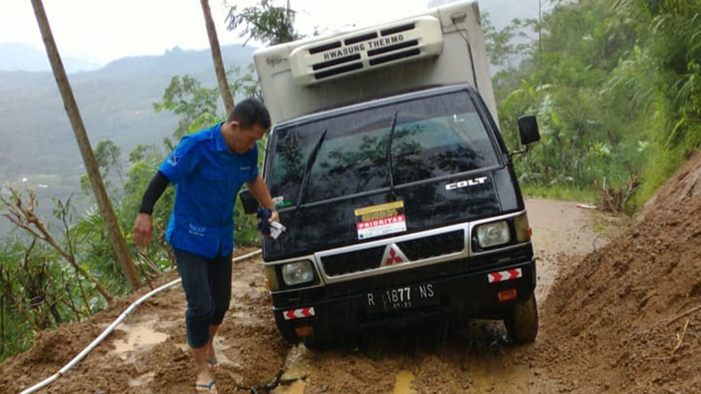Mobil Es Krim Masuk Jurang Banjarnegara, Untungnya Sopir Lagi Keluar Video Call