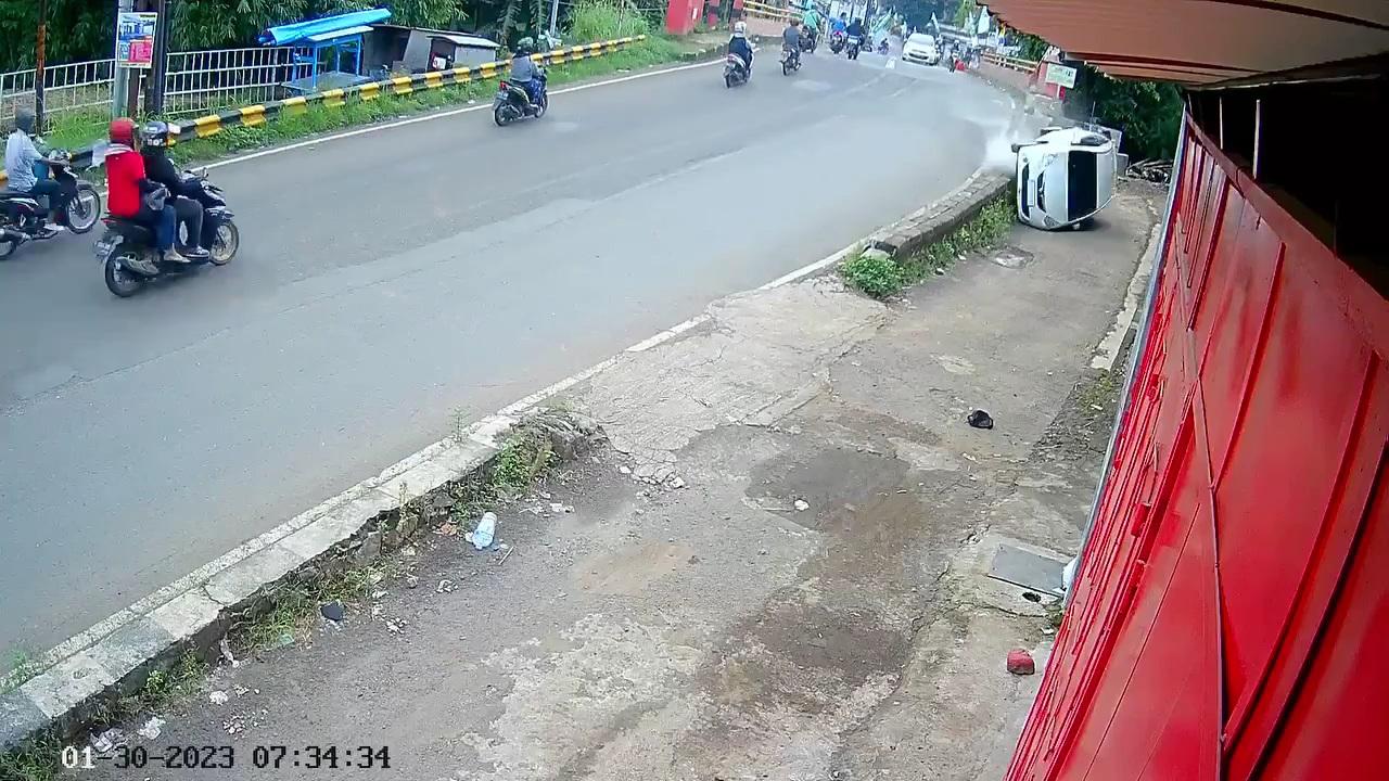 Viral, Sejumlah Pengendara Alami Kecelakaan Tunggal Setelah Lewat Jembatan Beringin Semarang