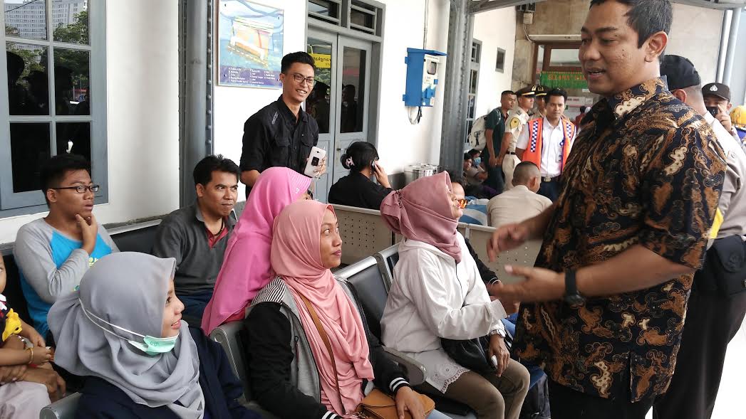 Firda Rela Duduk di Lantai Stasiun Poncol Saat Tunggu Kereta