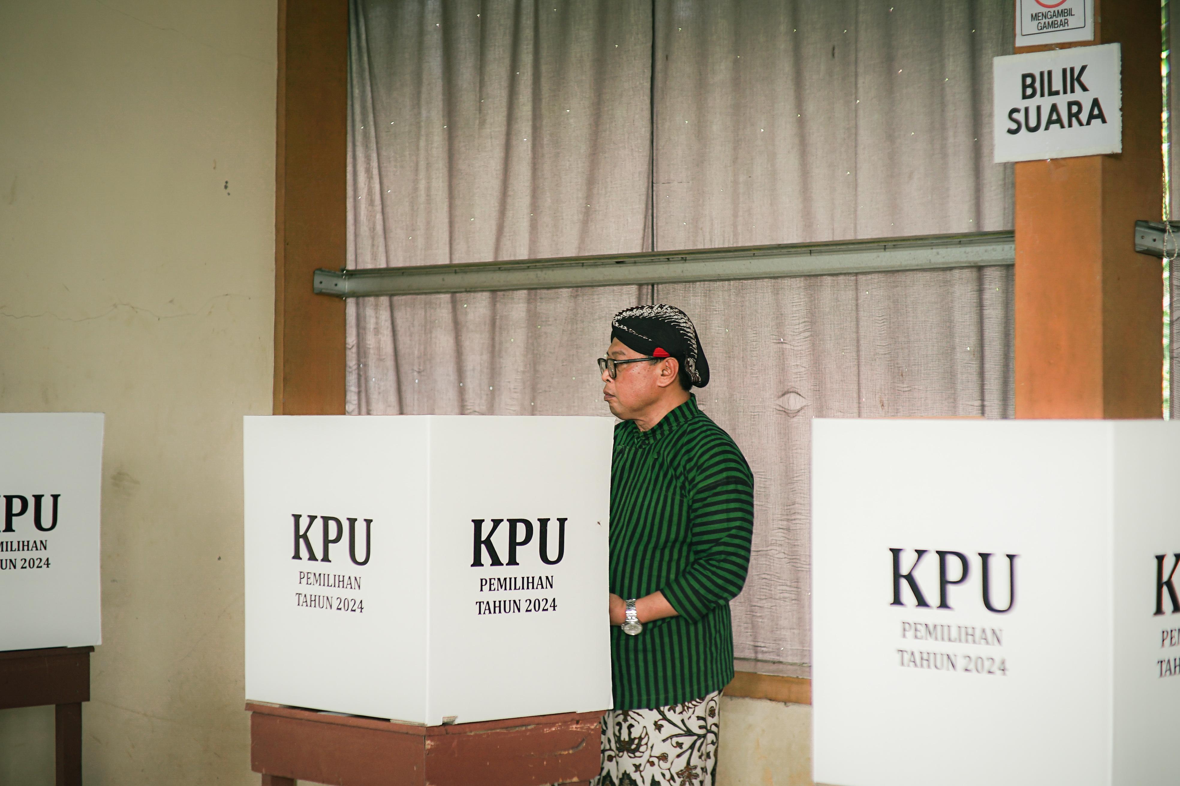 nakan-hak-pilihnya-di-TPS-09-Ban.jpg