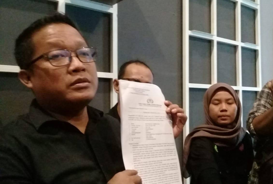 on-02-Yusuf-Istanto-menunjukkan-bukti-pelaporan-ke-Polres-Kudus.jpg