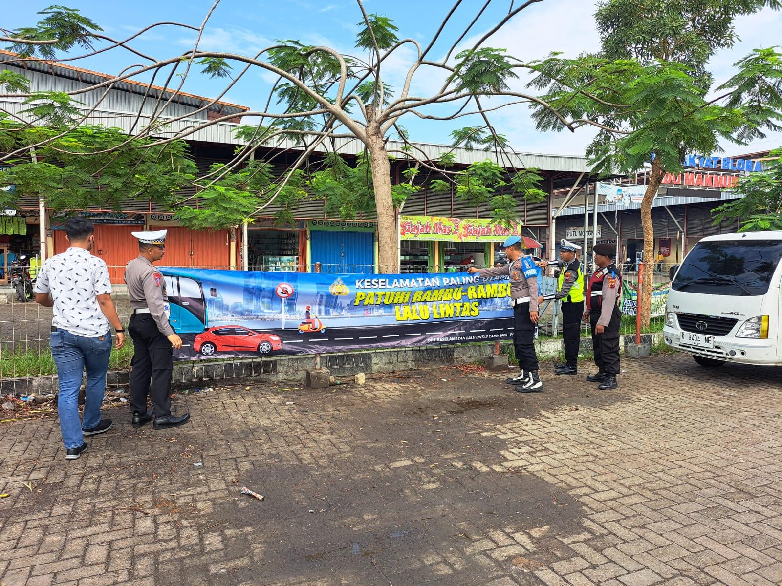 Satgas Ops Keselamatan Lalin Polres Blora Pasang Spanduk Imbauan di Pasar dan Pusat Keramaian