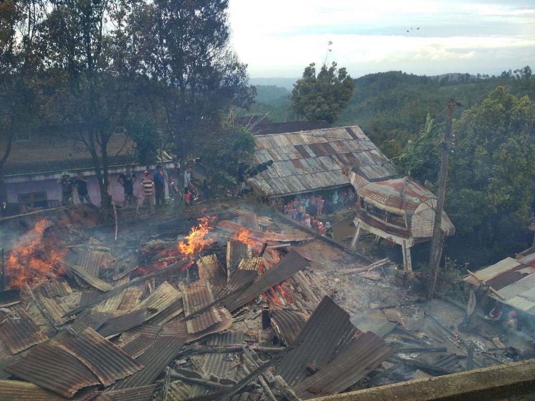 Orang Gila Membakar Rumahnya dan Merembet Hanguskan Rumah Tetangga