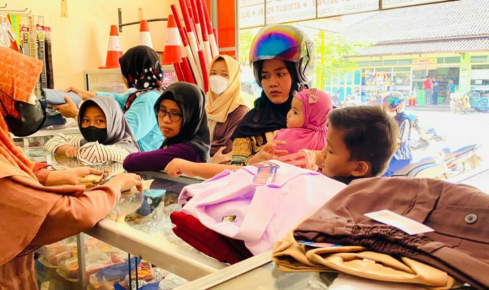 para-orang-tua-beli-seragam.jpg