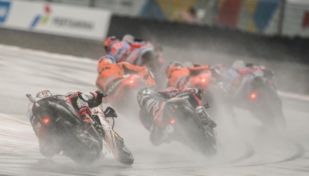 para-pembalap-saat-menjalani-balapan-seri-motogp-indonesia-2022-di-sirkuit-mandalika.jpg