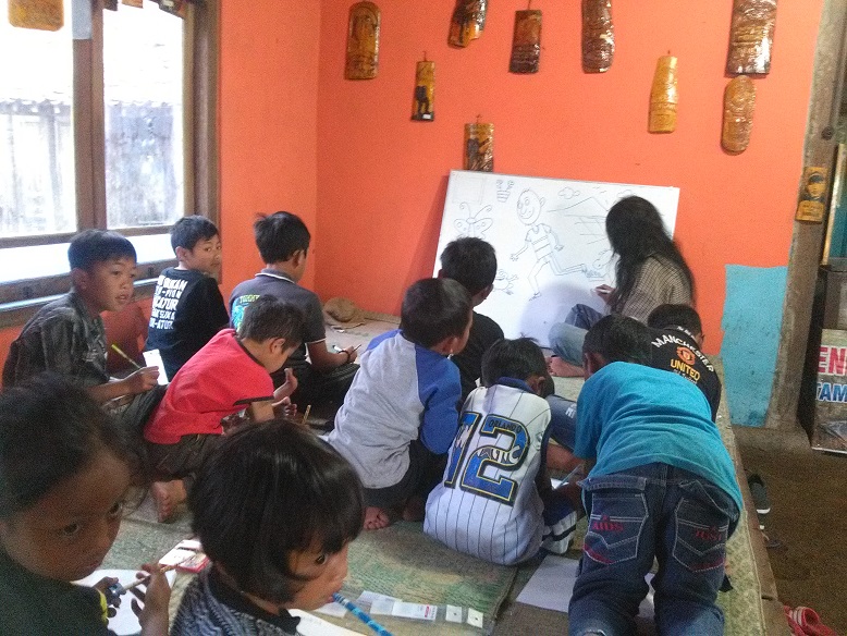 KEREN! Pendaki Merbabu Buka Perpustakaan Gunung di Pos Pendakian Getasan