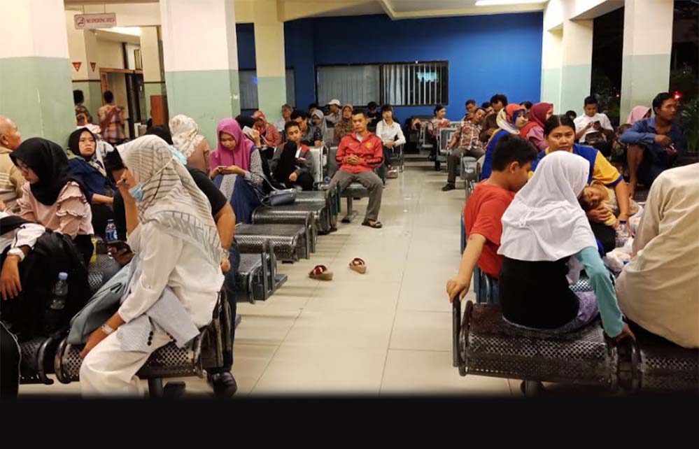 para-penumpang-masih-menunggu-diberangkatkan-jumat-malam_20180601_230647.jpg