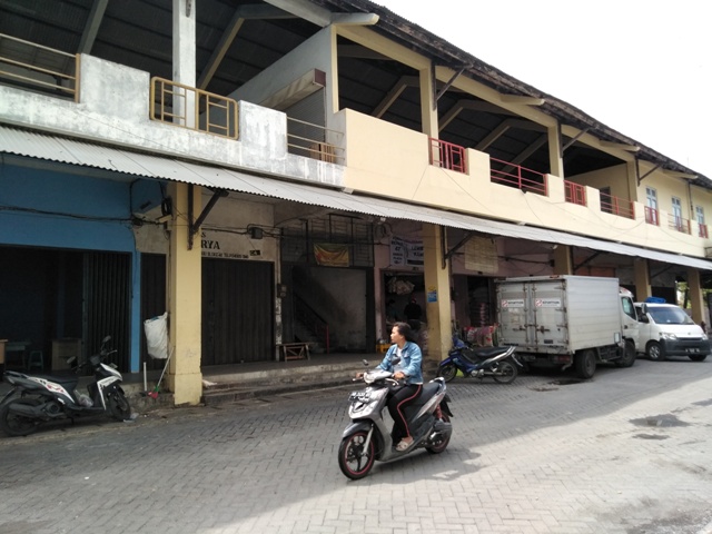 Hotline Semarang : Atap Pasar Dargo Bocor