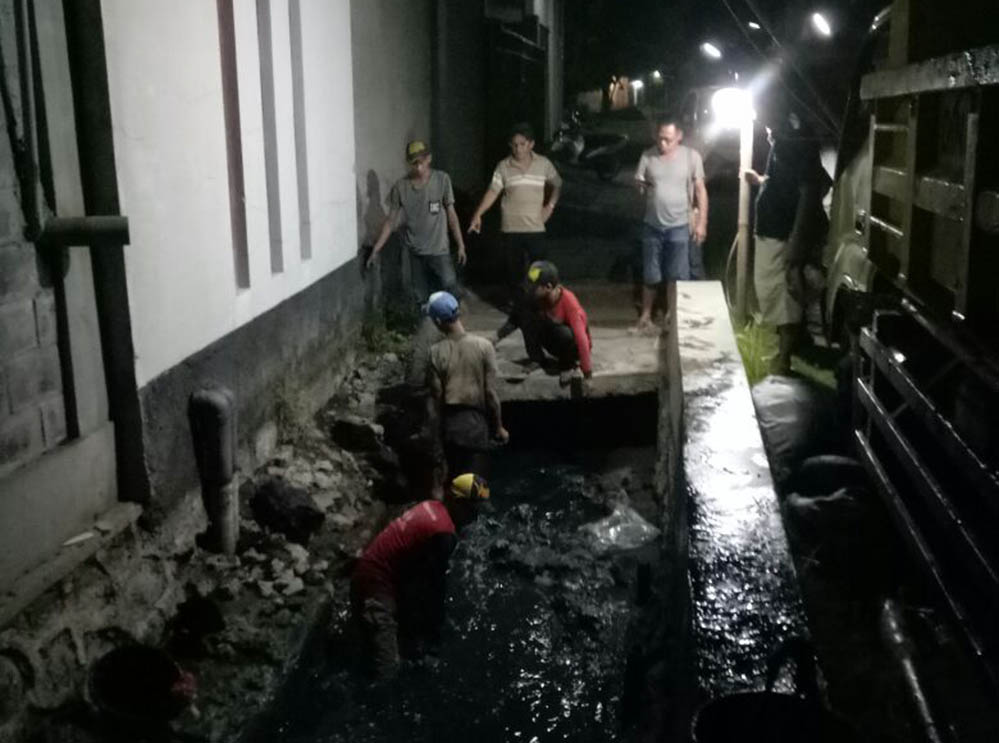 pasukan-katak-khas-panggung-lor-bersihkan-saluran-air-temukan-banyak-karung-pasir_20170720_115855.jpg