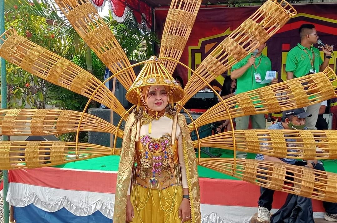 Meriahnya Pawai Desa Trangsan, Perempuan Ini Pakai Kostum Berbahan Penjalin