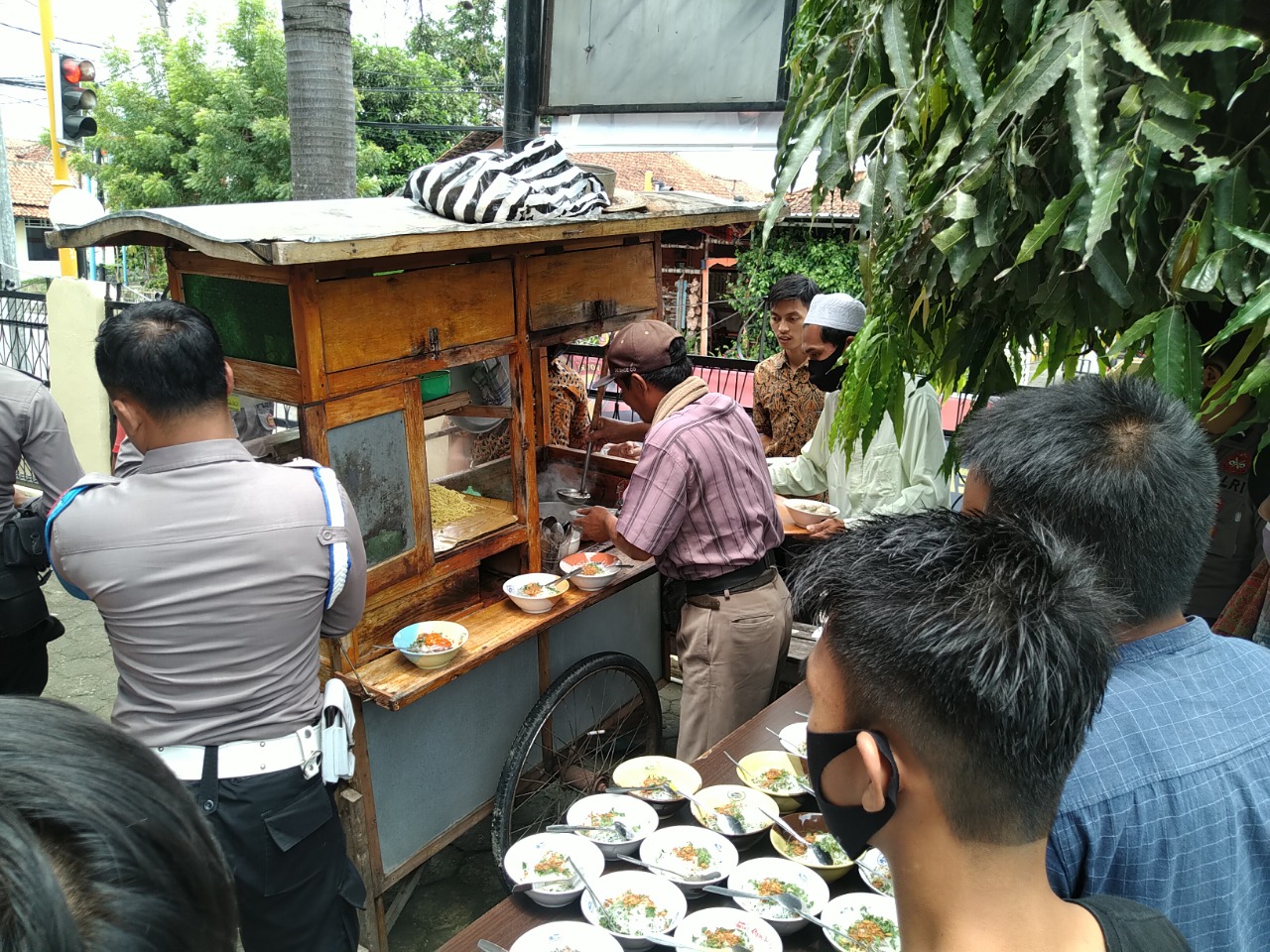 pedagang-bakso-yang-dagangannya-diborong-kapolres-kebumen-akbp-rudy-cahya-kurniawan.jpg