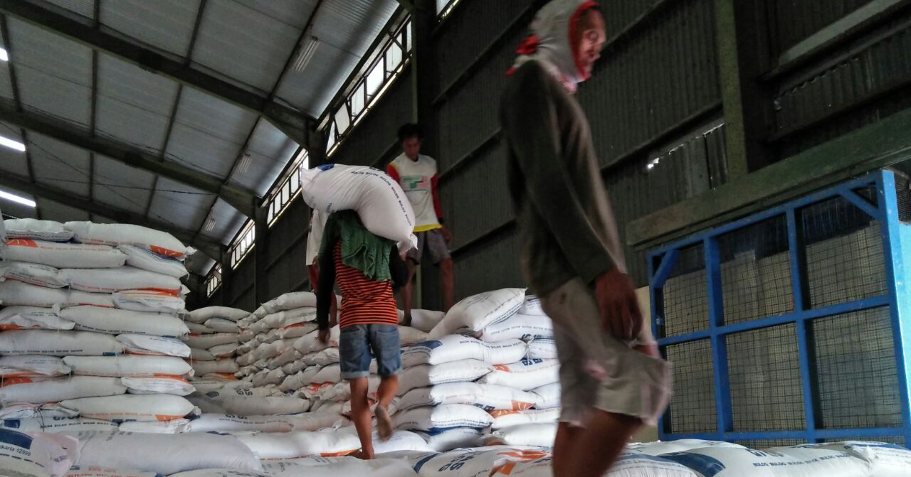 pekerja-angkut-beras-di-gudang-milik-bulog-subdivre-pekalongan-di-kota-tegal_20180910_135434.jpg